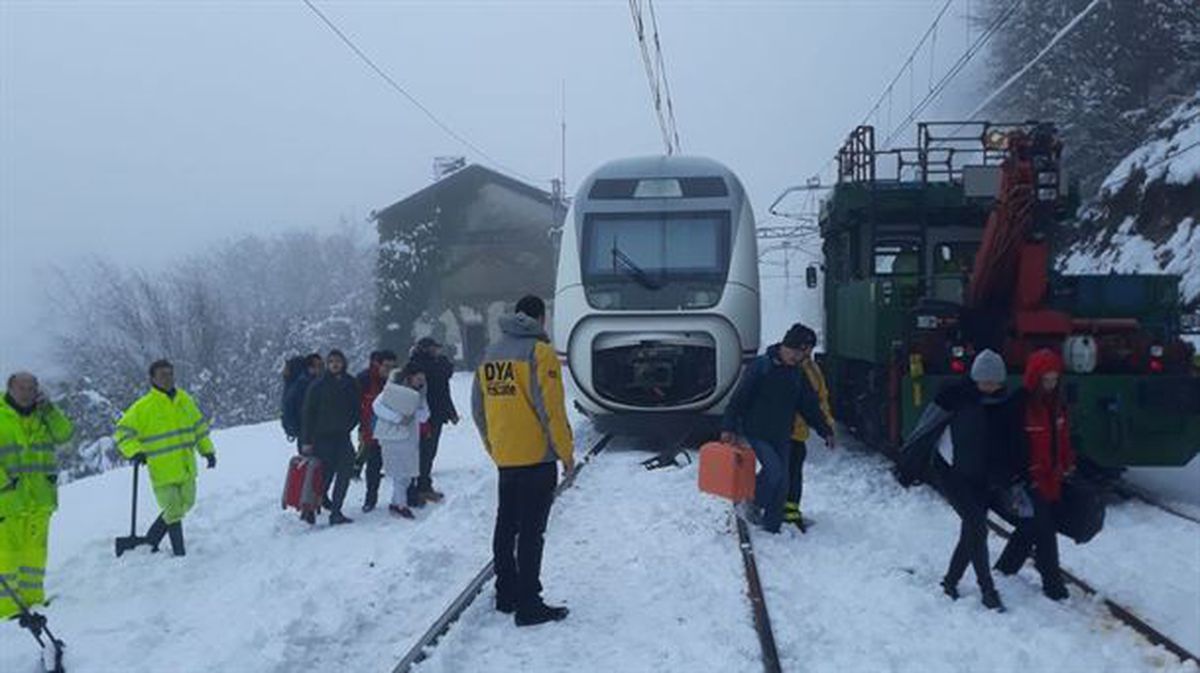 51 pasajeros atrapados en un tren de Renfe en Inoso. Foto: SOS Deiak