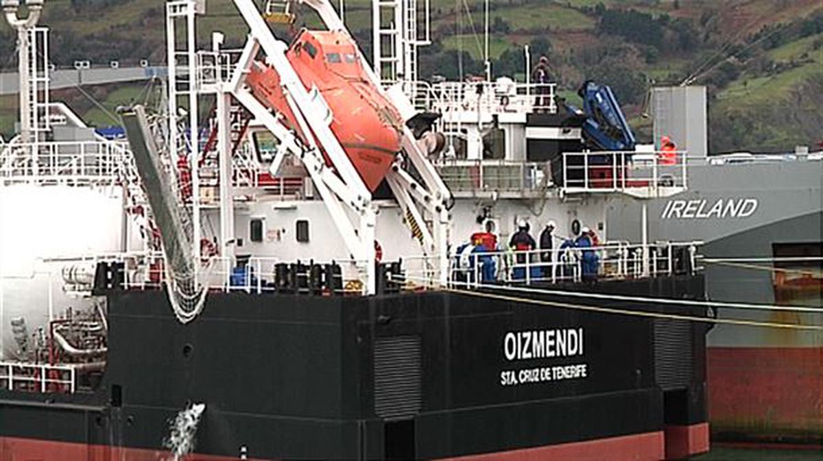Imagen del buque Oizmendi realizando la operación en el Puerto de Bilbao. EFE