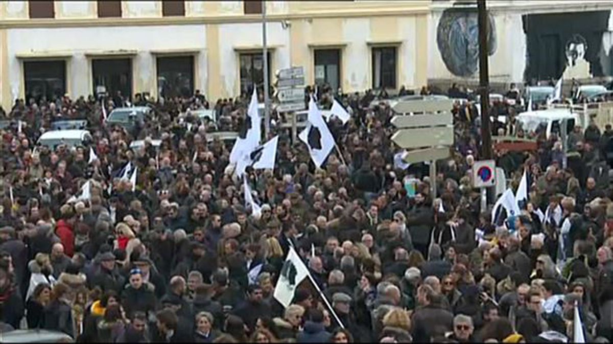 Miles de personas se han adherido a la convocatoria de los nacionalistas corsos. Foto: AFP TV
