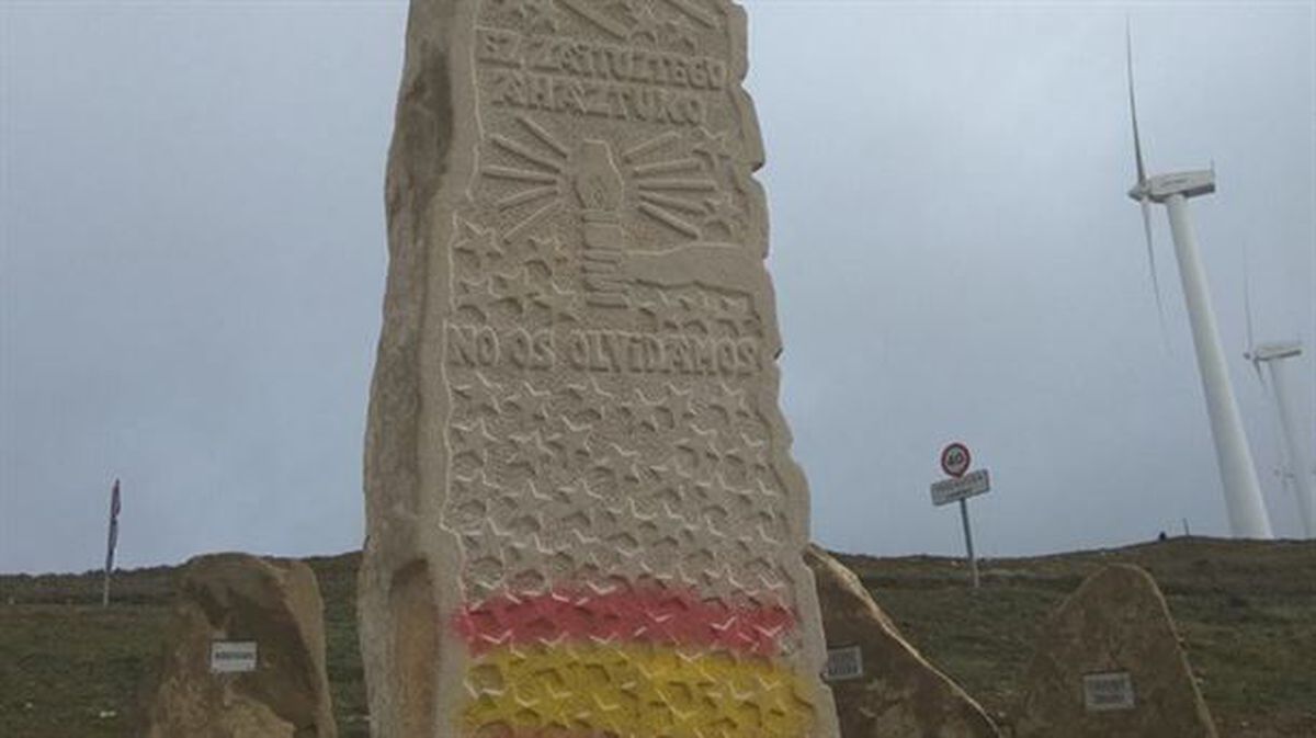 El monumento ha aparecido con una pintada. Fuente: FACEBOOK FOSAS DE LA SIERRA DEL PERDON