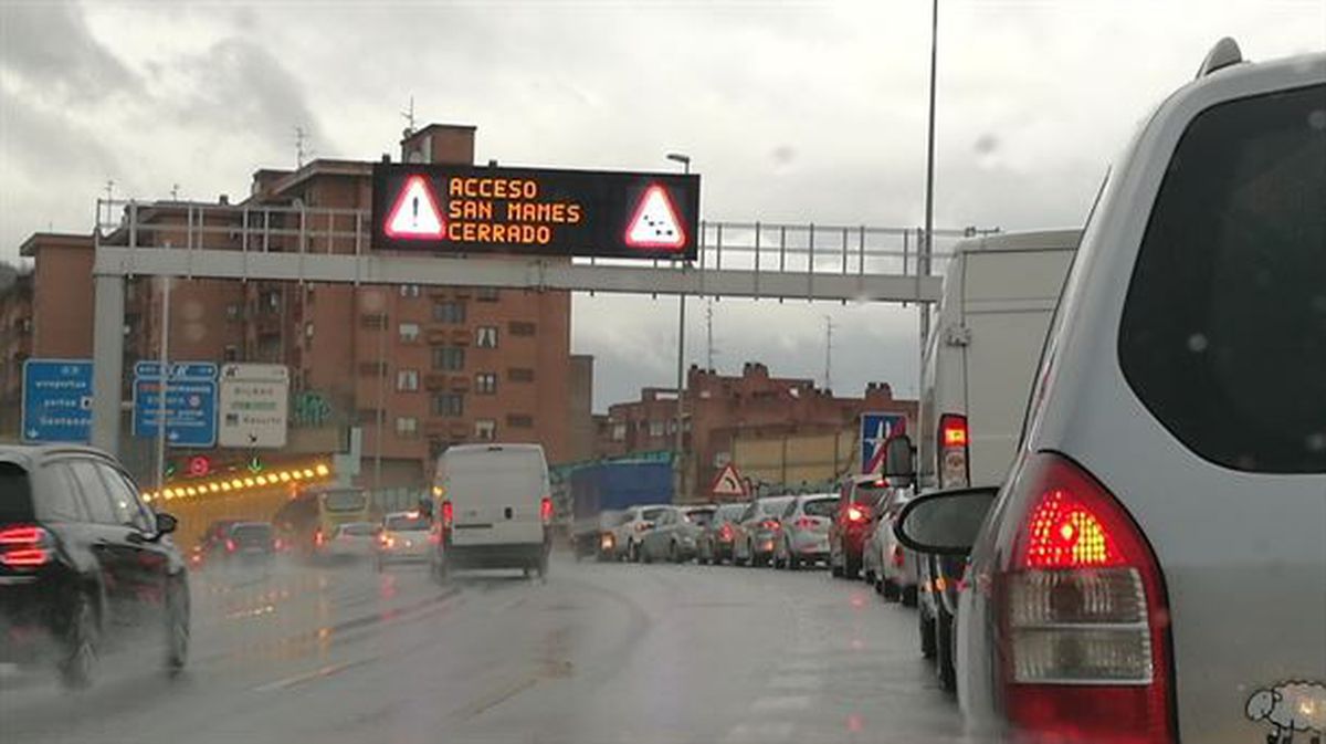 Hacia las 9:30 horas, se formaban retenciones en el acceso a Bilbao. Foto: Iker Salgado. 