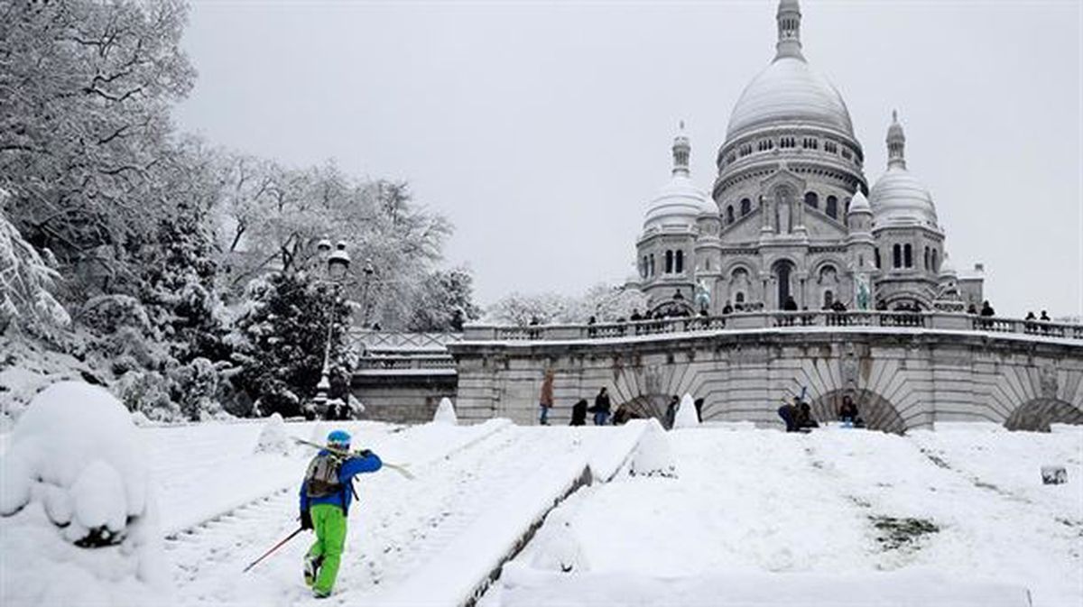 La basílica Sagrado Corazón en Montmartre, en París tras una fuerte nevada hoy. 
