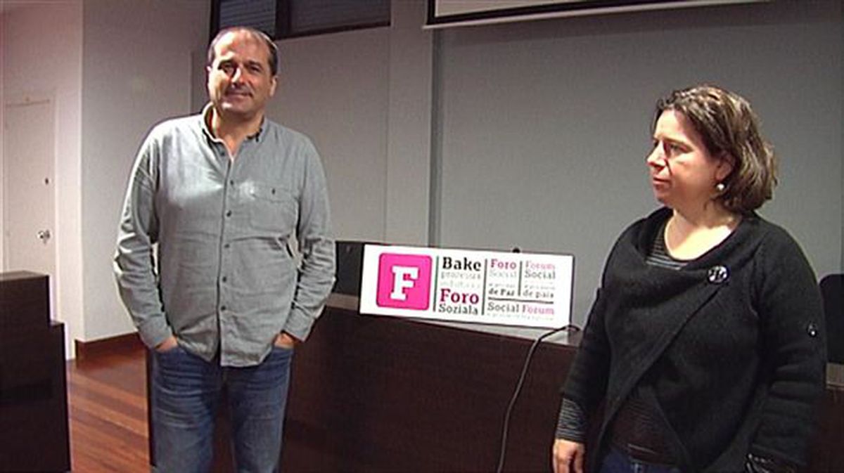 Aitzpea Leizaola y Agus Hernán (Foro Social). Foto captada de un vídeo de ETB.