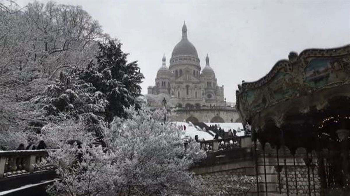 La basílica Sagrado Corazón en Montmartre, en París tras una fuerte nevada hoy. 