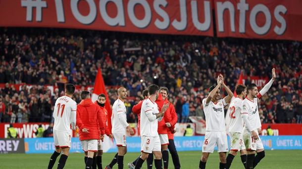 El Sevilla celebra el pasea la final. EFE