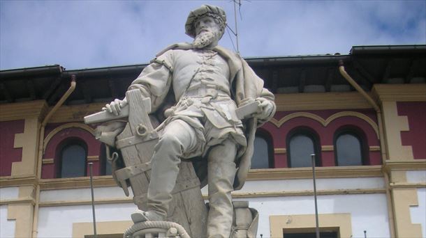 Juan Sebastian Elkanoren estatua, Getariako plazan