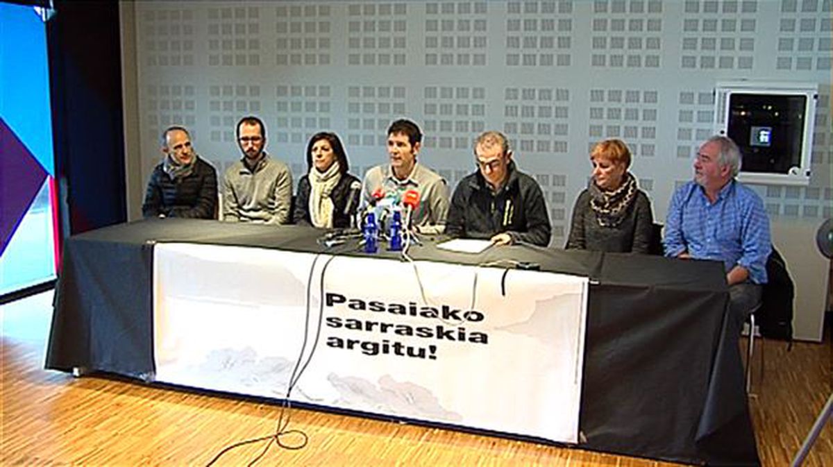 Familiares de los asesinados con Izaskun Bilbao, antes de la rueda de prensa de hoy. Foto: EFE