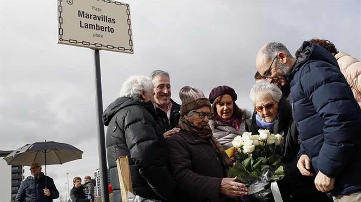 Josefina Lamberto y su familia en el homenaje de hoy a Maravilla en Pamplona. Foto: EFE