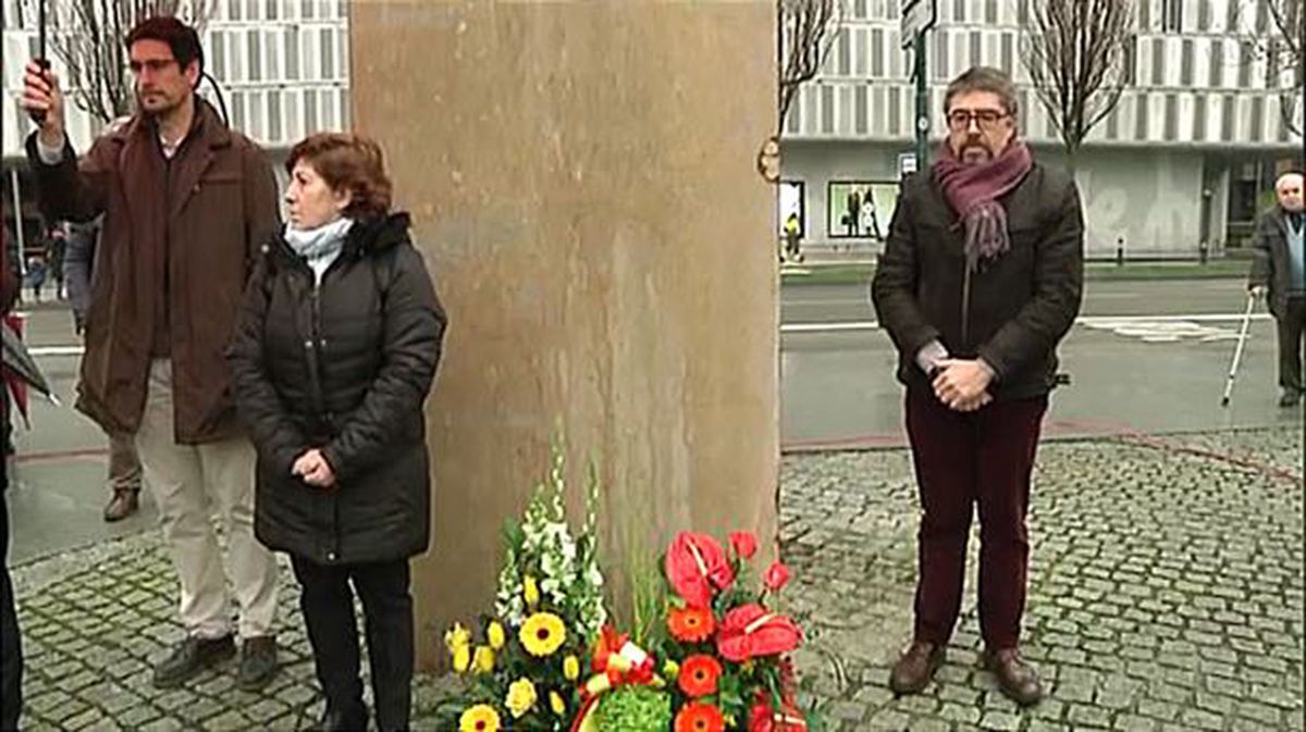 Un momento del homenaje a la víctimas de ETA hoy en la plaza de Baluarte. Foto: EiTB