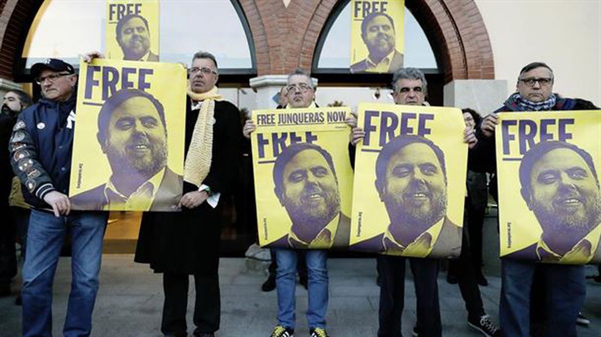 Concentrados piden la excarcelación de exvicepresidente catalán Oriol Junqueras. Foto de archivo:EFE