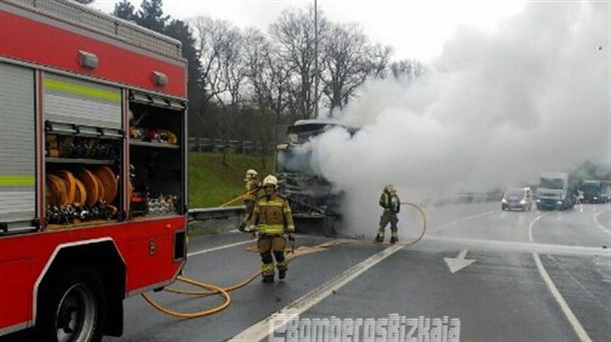 Incendio de un camión en Zeanuri (N-240). Foto: Bomberos Bizkaia