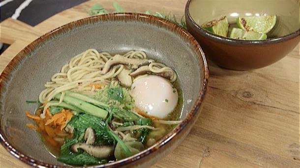Sopa Ramen con seta enoki y aromáticos