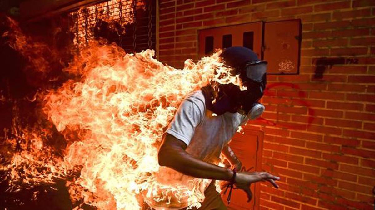 Un manifestante en llamas en Venezuela, una de las fotos finalistas. Foto: Toby Melville