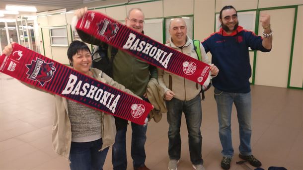 Conectamos con aficionados baskonistas que se encuentra ya en Gran Canaria