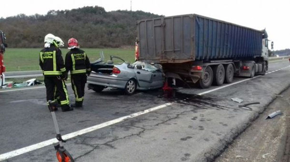 El coche de la víctima empotrado en Legutio (Álava). Foto: Bomberos de Vitoria-Gasteiz