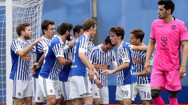 Los jugadores de la Real celebran el gol de Juanmi.- Foto: Efe.