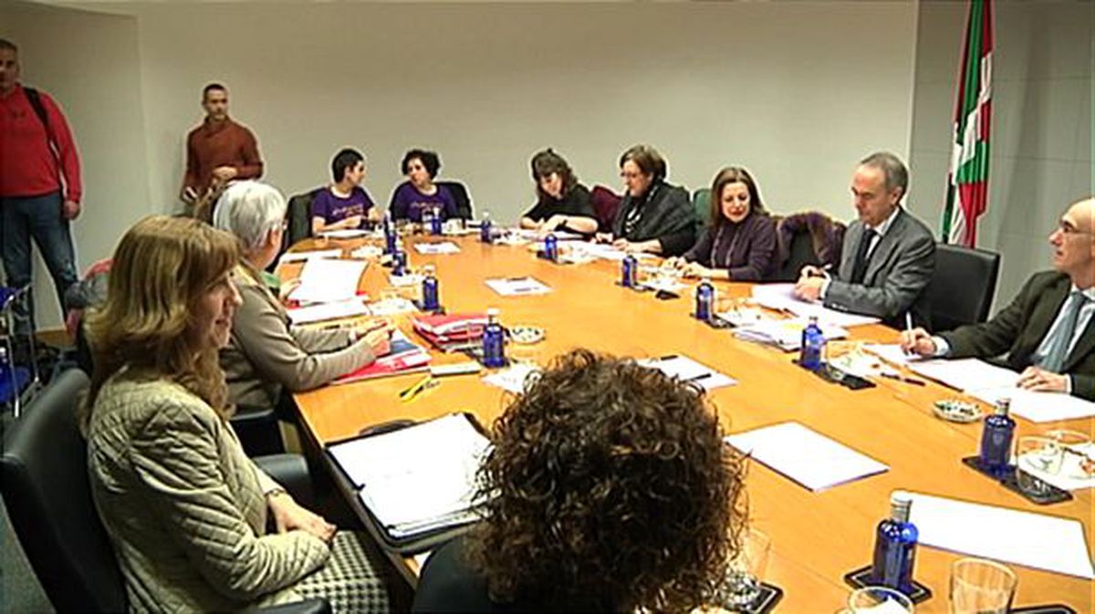 Reunión para abordar la brecha salarial. Imagen sacada del vídeo de ETB. 