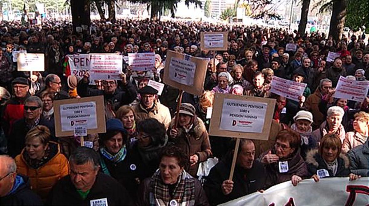 5.000 pensionistas se manifietsan en las calles de San Sebastián