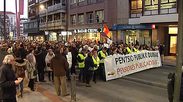 Más de un millar de pensionistas mostraron ayer su indignación en Vitoria