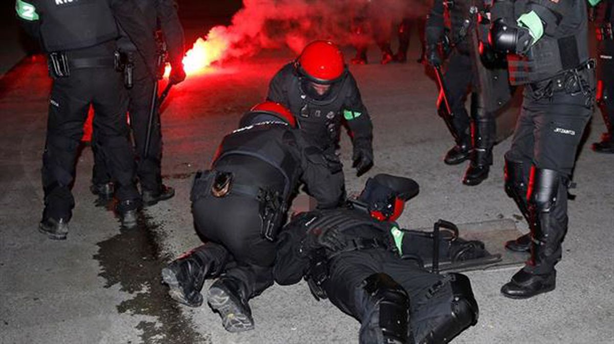 Un ertzaina fallece en los incidente en Bilbao. Foto: EFE