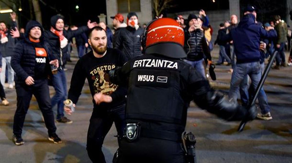 Un ertzaina fallece en los incidente en Bilbao. Foto: EFE