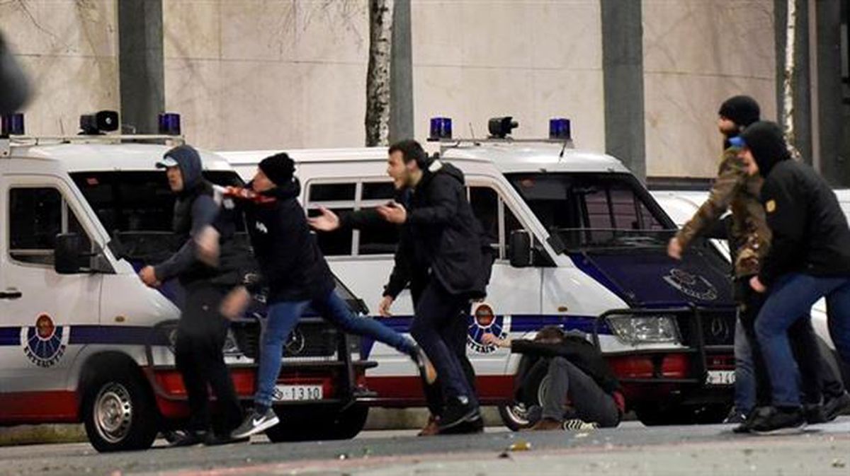 Un ertzaina fallece en los incidente en Bilbao. Foto: EFE