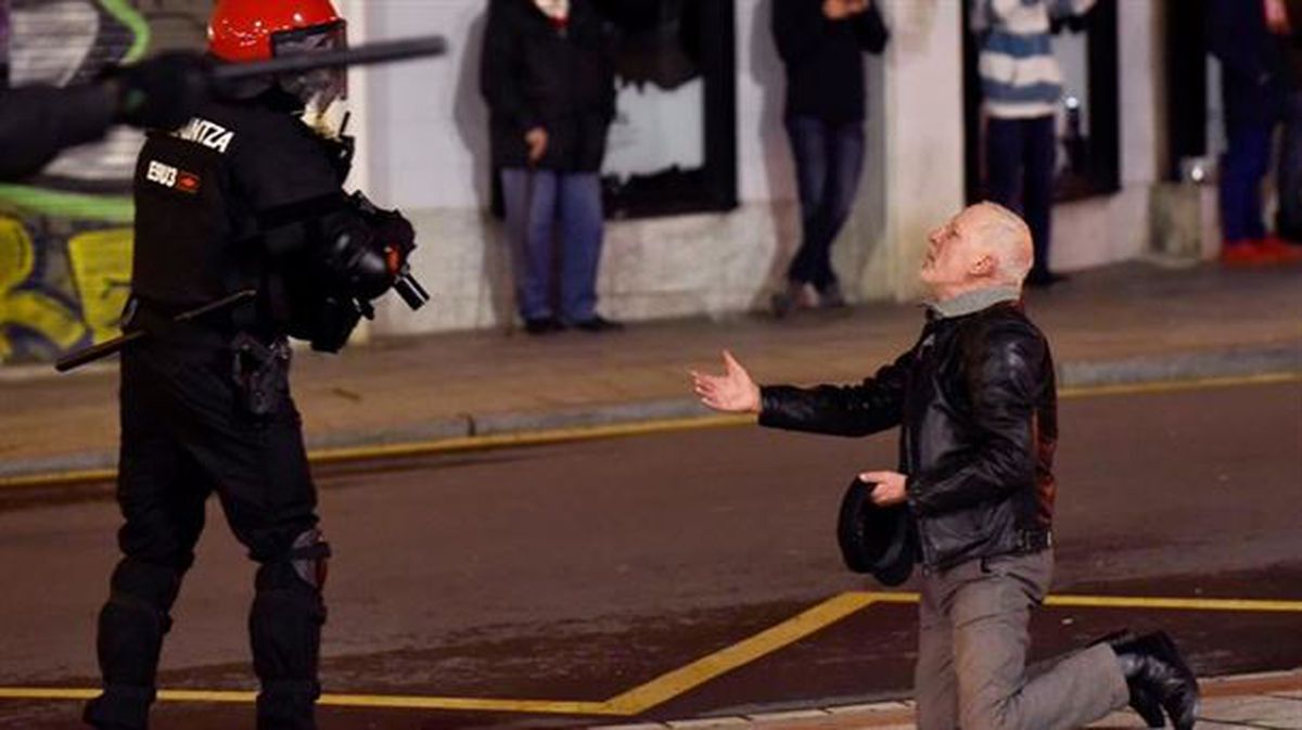 Un ertzaina fallece en los incidente en Bilbao. Foto: EFE