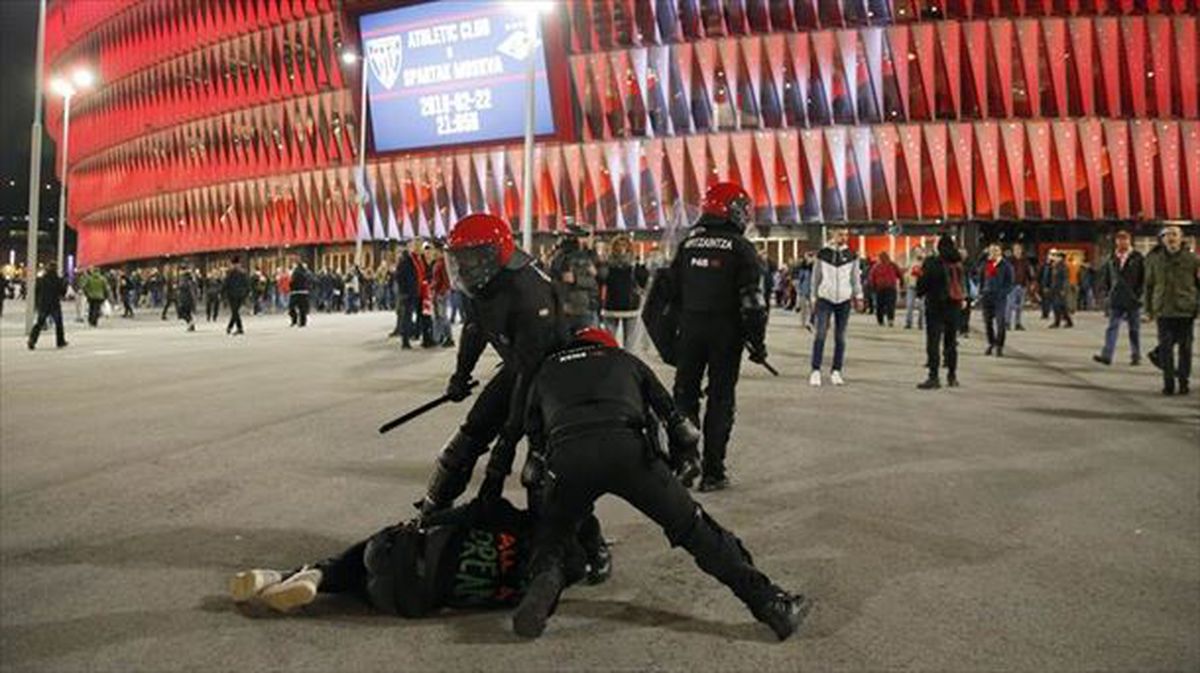 Un ertzaina fallece en los incidente en Bilbao. Foto: EFE