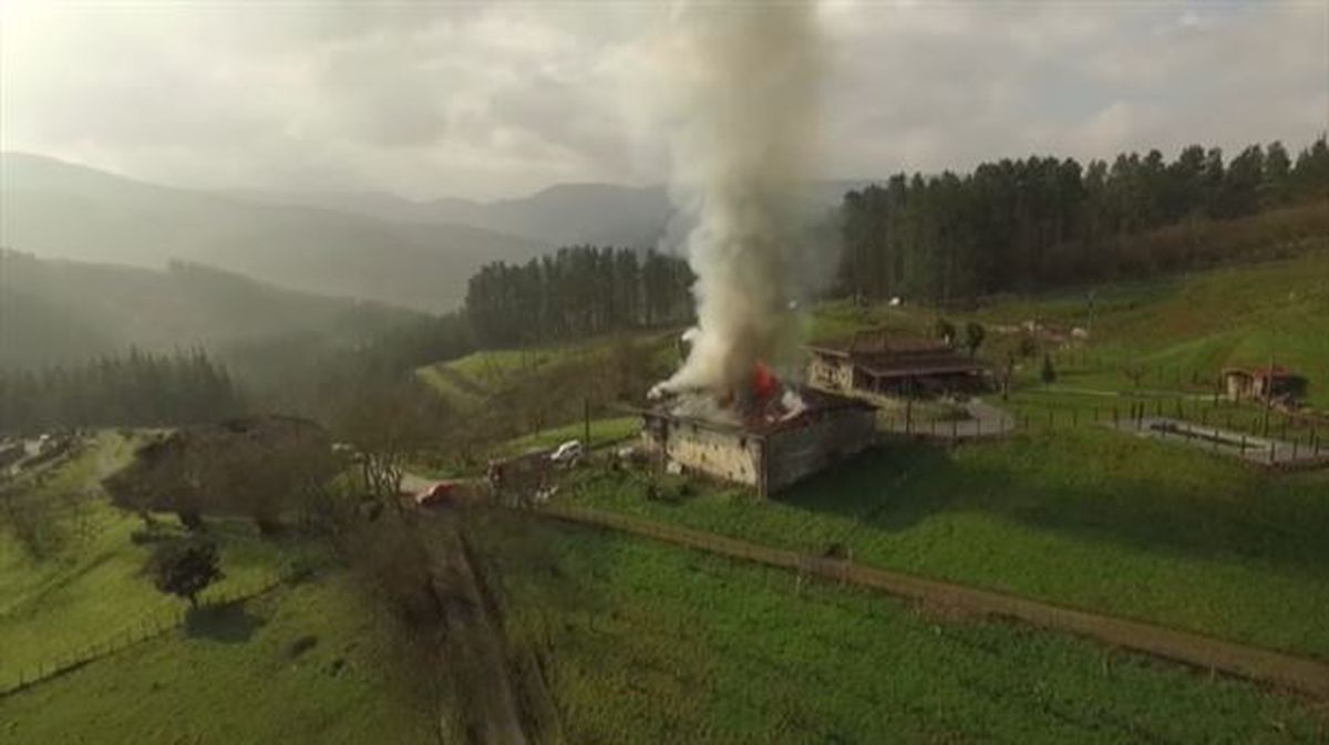El incendio en un caserío de Zeberio, visto desde el aire