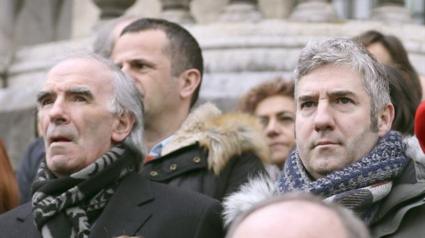 Josu Urrutia y José Ángel Iribar, durante la concentración en el Ayuntamiento de Bilbao. Foto: EFE