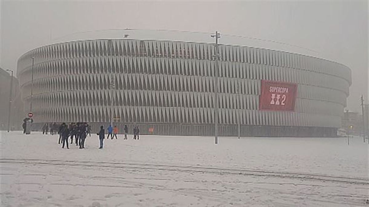 La nieve provoca el caos en Bizkaia