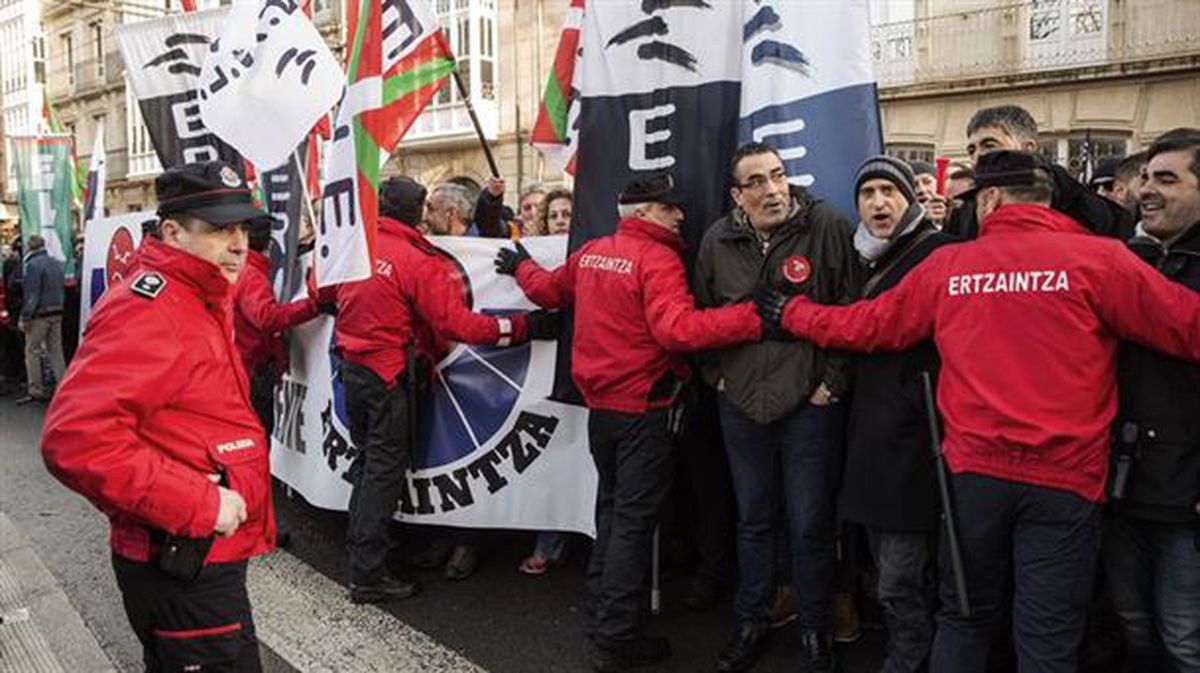 Protesta de los sindicatos de la Ertzaintza ante el Parlamento Vasco