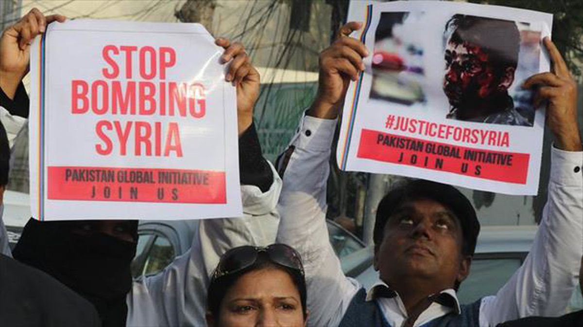Manifestantes piden en Paquistán parar la guerra en Siria. Foto: EFE