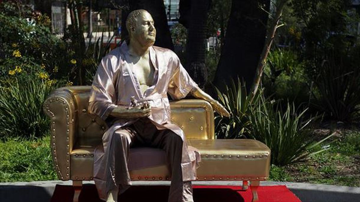 Figura de oro de Harvey Weinstein en Hollywood Boulevard. EFE.