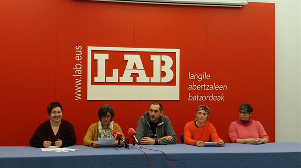 Los representantes de LAB, durante la rueda de prensa. Foto: @LABsindikatua