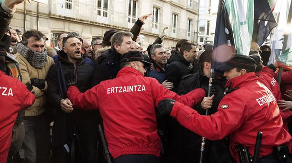 Protesta de los ertzainas ante el Parlamento Vasco. Foto de archivo: EFE
