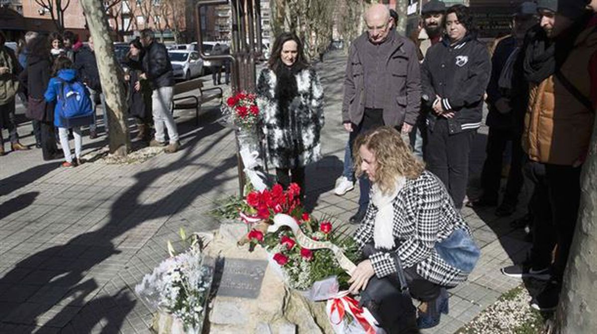 Monolito en recuerdo de las víctimas del 3 de marzo, en Vitoria. Foto: EiTB. 