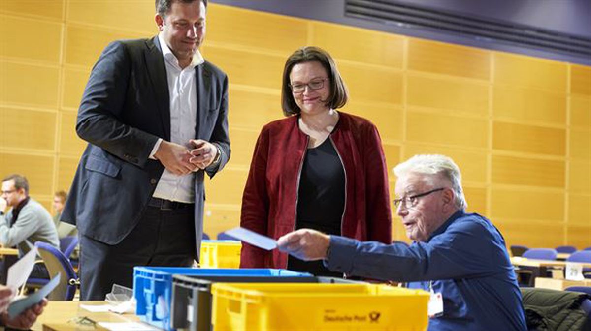 El presidente del PSD Olaf Scholz dando a conocer el resultado de la votación. Foto: EFE
