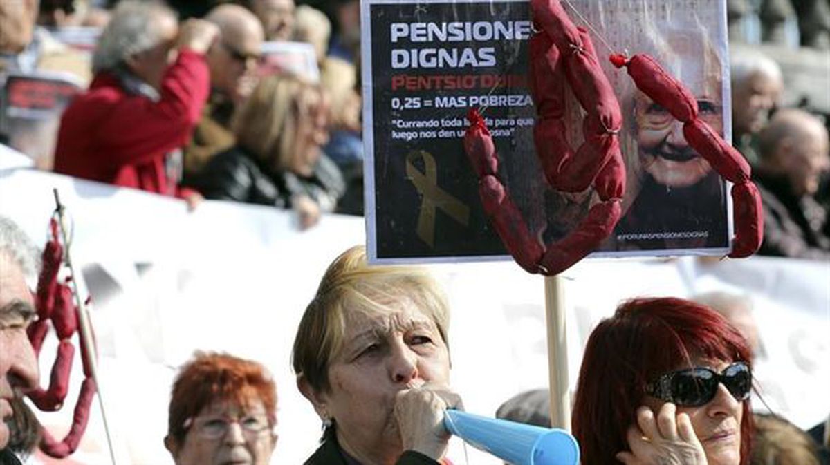 Concentración de los pensionistas en Bilbao a favor de pensiones dignas.