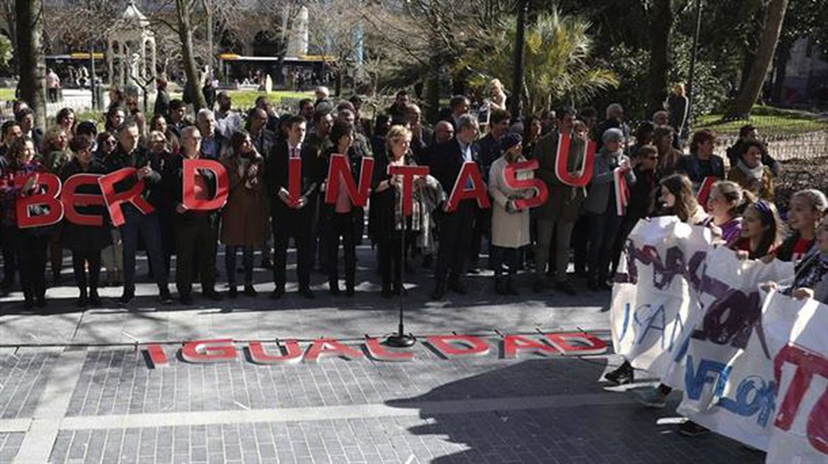 Concentración convocada por el PNV de Gipuzkoa frente al edificio de la Diputación en Donostia-San Sebastián. Foto: EFE