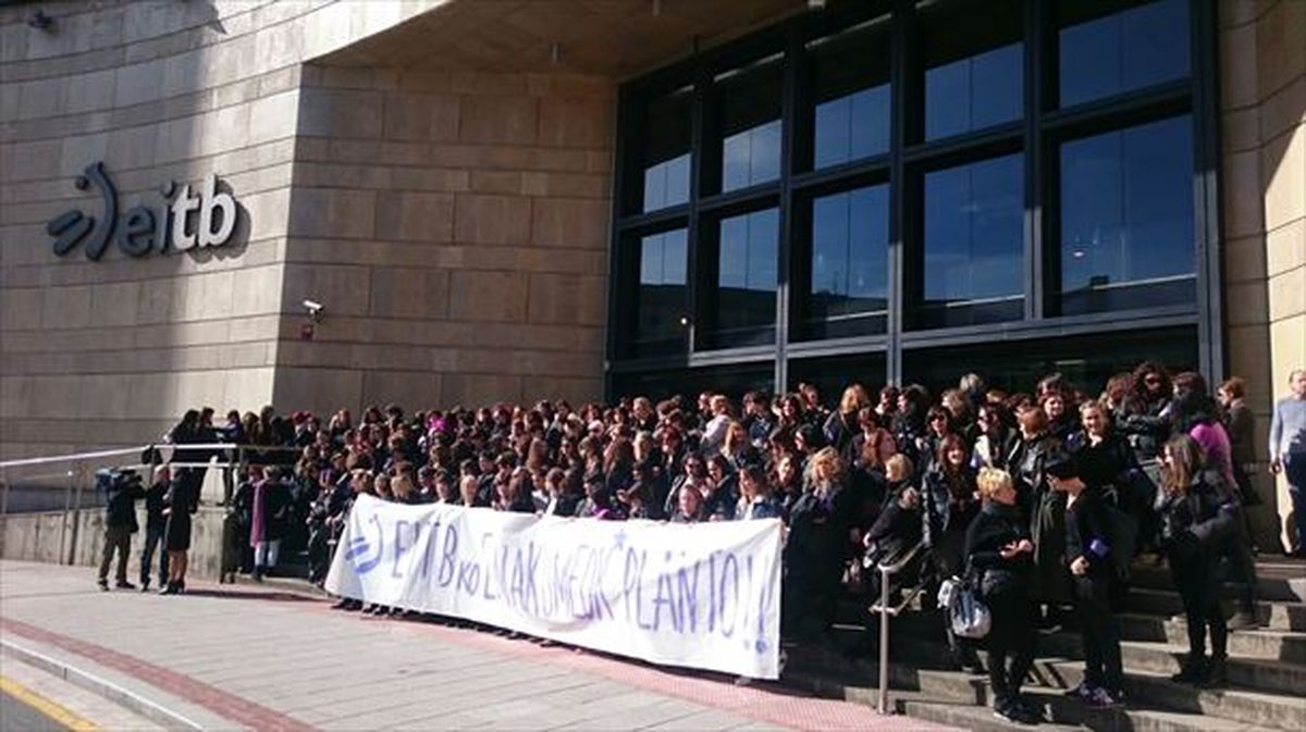 Concentración de mujeres ante la sede central de EiTB, en Bilbao. Foto: EiTB