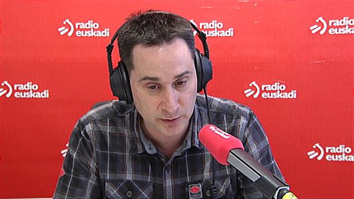 Iker Casanova, parlamentario de EH Bildu, en la tertulia política de Radio Euskadi. Foto: EiTB