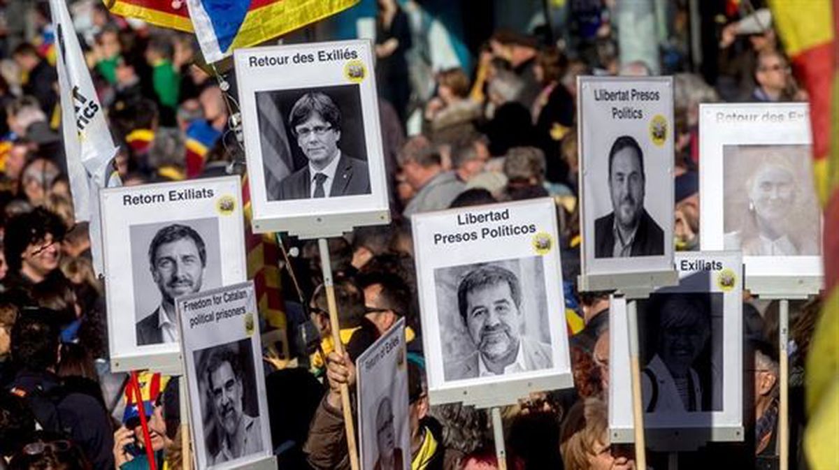 Kataluniako errepublikaren aldeko manifestazioa egin dute Bartzelonan. EFE