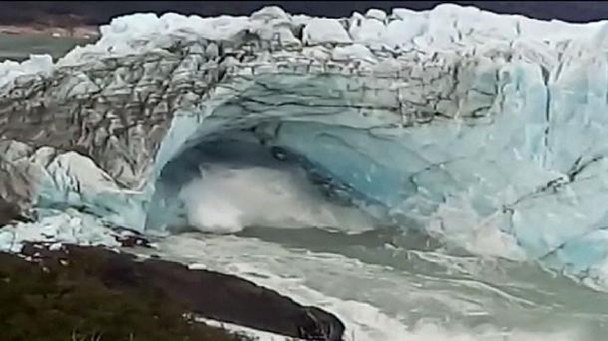 Momento del derrumbe del arco del glaciar Perito Moreno, en el sur de Argentina.