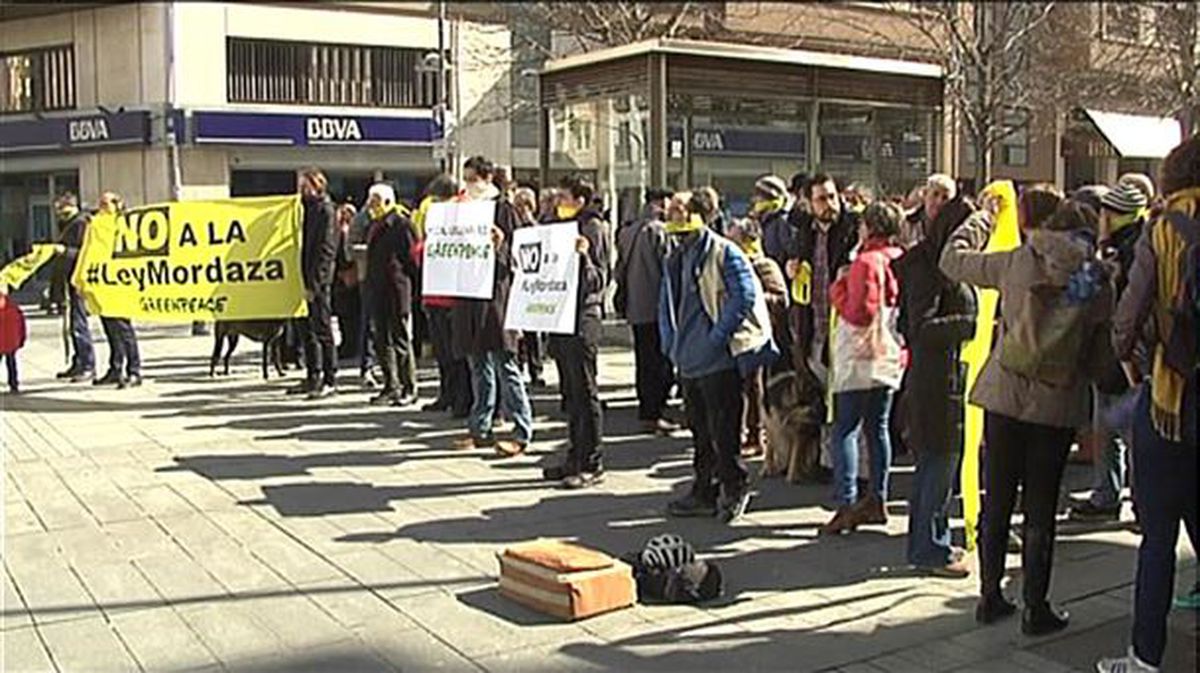 La concentración ha estado encabezadas por una pancarta de "No a la ley mordaza". Foto: EiTB