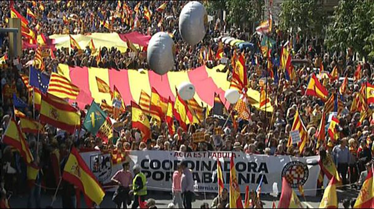 Miles de personas han participado en la marcha convocada por Societat Civil Catalana. Foto: EiTB