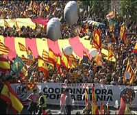 Miles de personas se manifiestan en Barcelona para reclamar 'seny' y un nuevo Govern