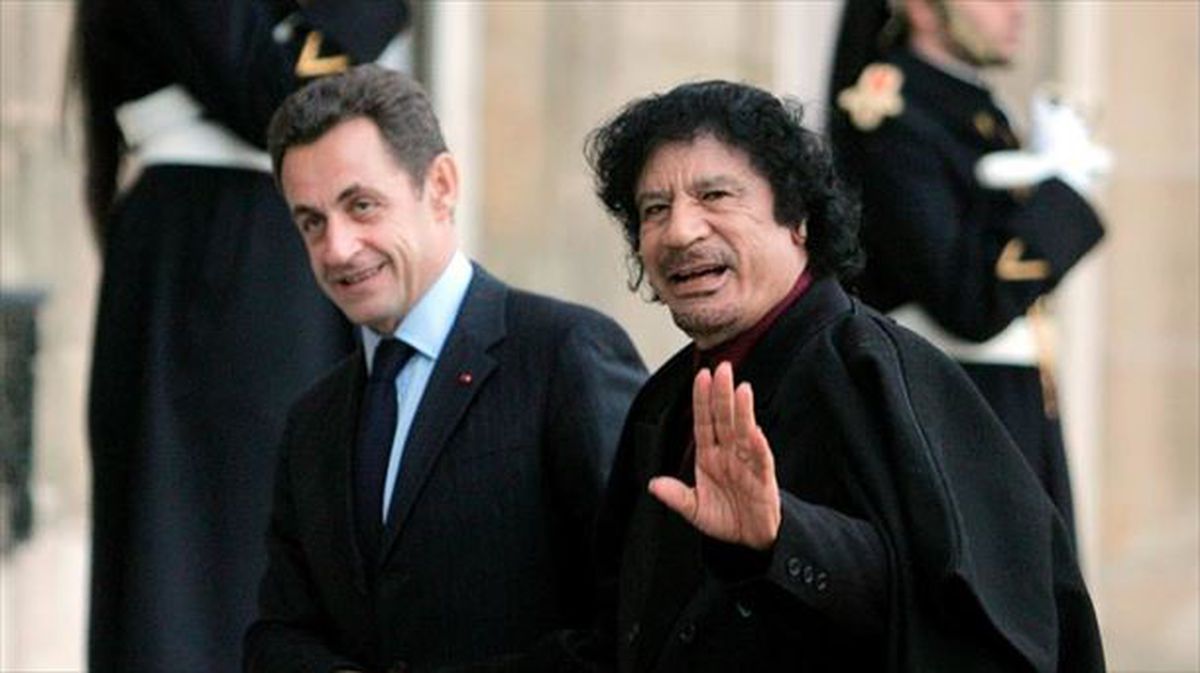 Nicolás Sarkozy y Muamar Gadafi. Foto: EFE