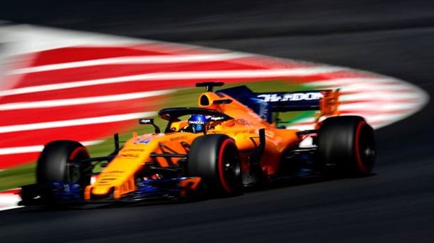 Fernando Alonsoren autoa zirkuituan barrena. 