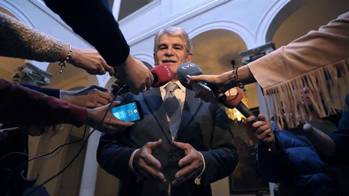 Alfonso Dastis Espainiako Kanpo Arazoetarako ministroa hedabideen aurrean.